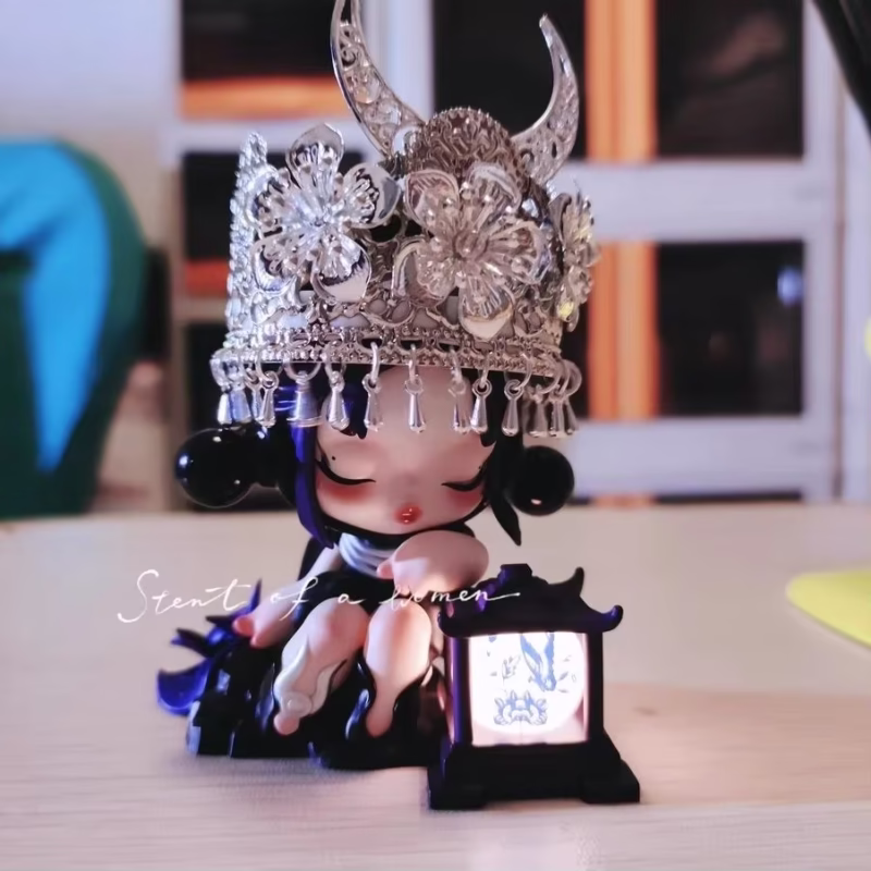This beautiful headpiece made by Skullpanda with Dimoo, Hirono, and Molly is an ideal headpiece for any collector due to its whimsical design - Image 3
