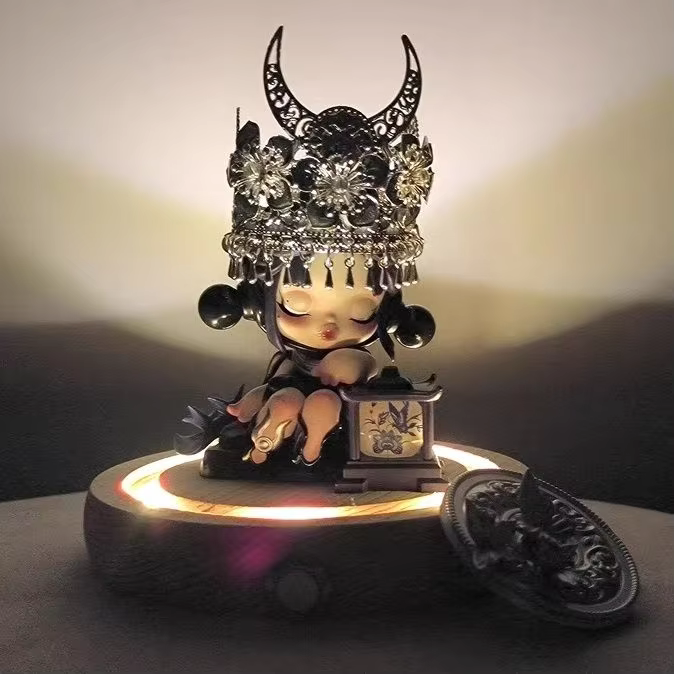 This beautiful headpiece made by Skullpanda with Dimoo, Hirono, and Molly is an ideal headpiece for any collector due to its whimsical design